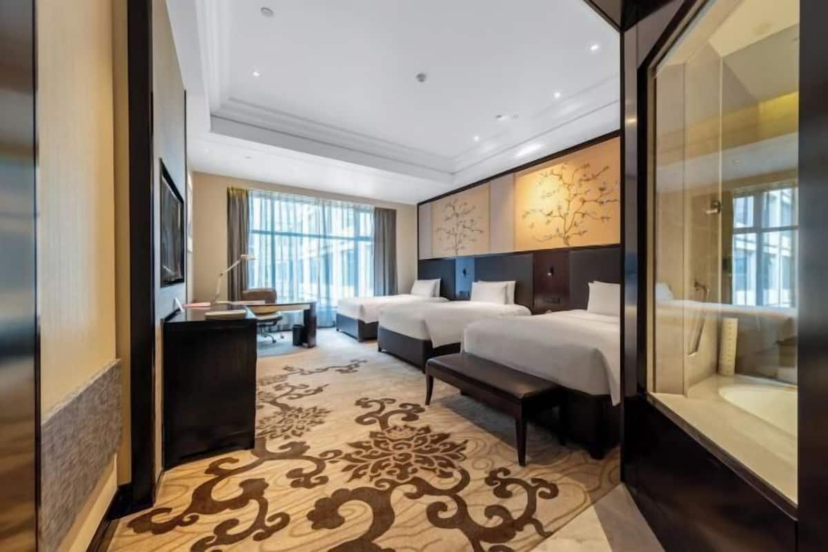 Down duvets, in-room safe, desk, blackout curtains