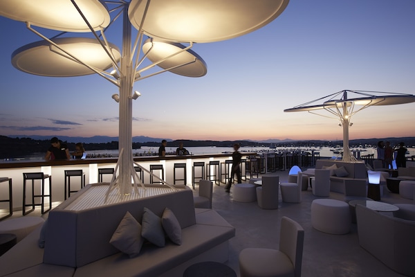 3 bars/lounges, swim-up bar, poolside bar, beach bar