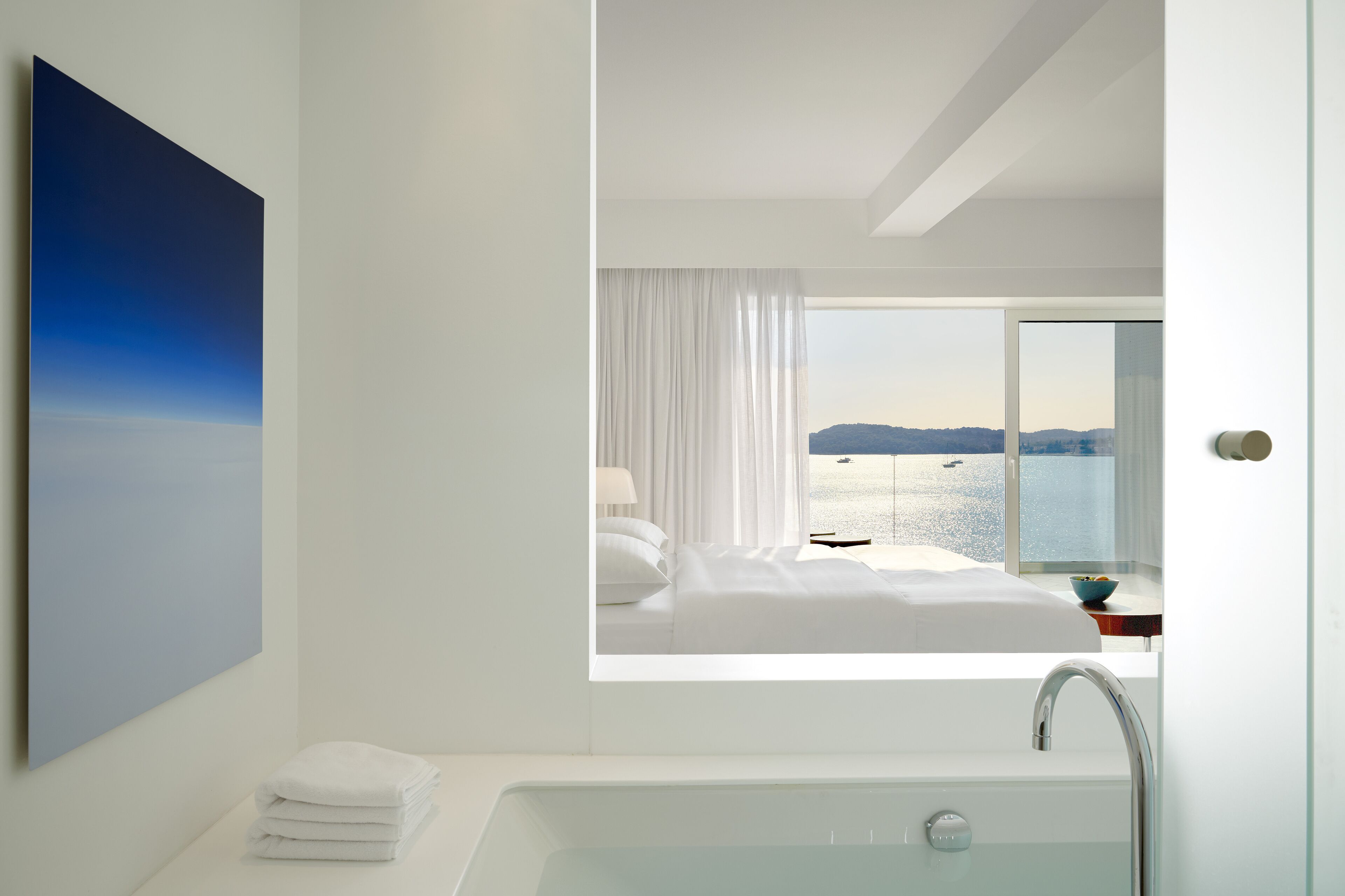 Suite, uitzicht op zee (Ultra) | Badkamer | Milieuvriendelijke toiletartikelen, pantoffels, handdoeken