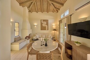 Frigobar, cofres nos quartos, cortinas blackout, quartos à prova de som