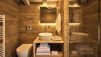 Perlengkapan kamar mandi ramah lingkungan, sandal, dan handuk