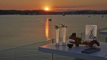 2 restaurants, breakfast, lunch, dinner served; international cuisine