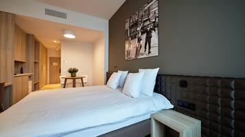 Hypoallergeen beddengoed, een minibar, een kluis op de kamer, een bureau