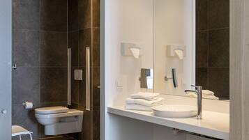 Room (Accessible room) | Bathroom | Rainfall showerhead, eco-friendly toiletries, hair dryer, towels