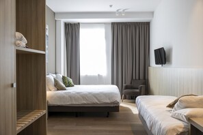 客房 (Accessible room) | 防过敏的被褥、迷你吧、客房内保险箱、办公桌