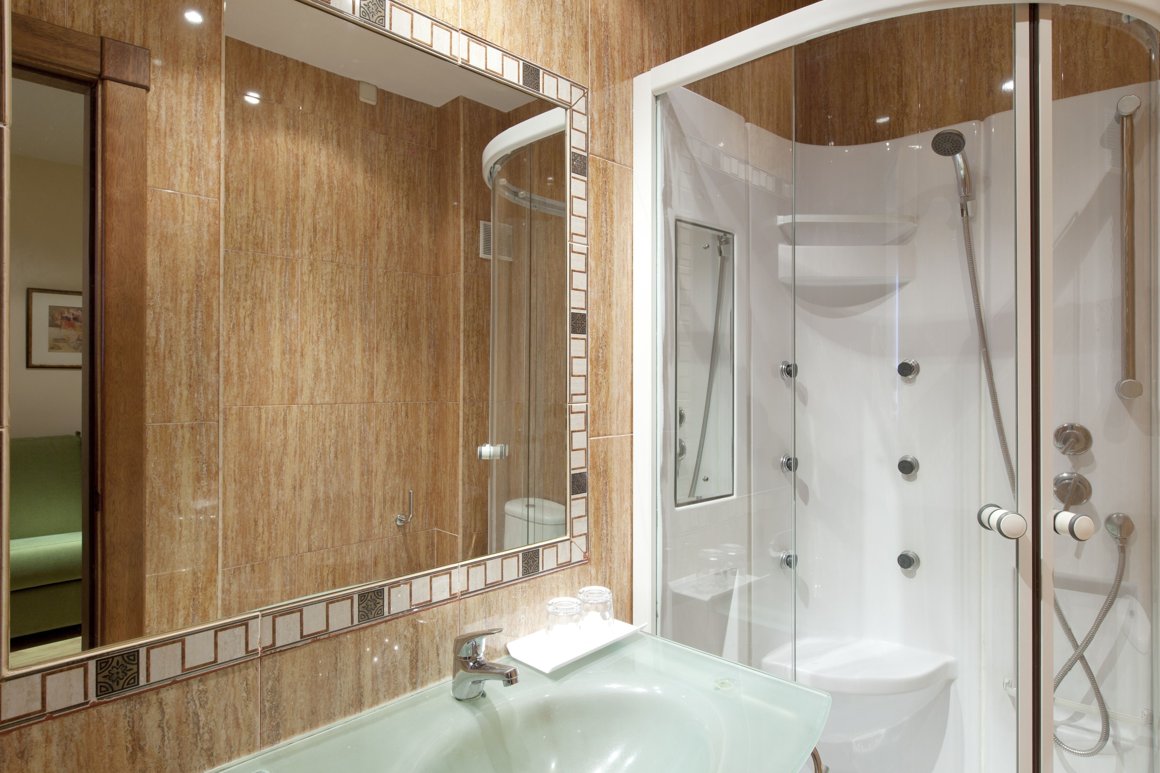 single room | bathroom | hydromassage showerhead, free toiletries, hair dryer, towels