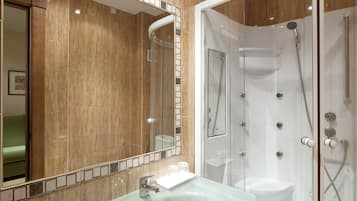 Single Room | Bathroom | Hydromassage showerhead, free toiletries, hair dryer, towels