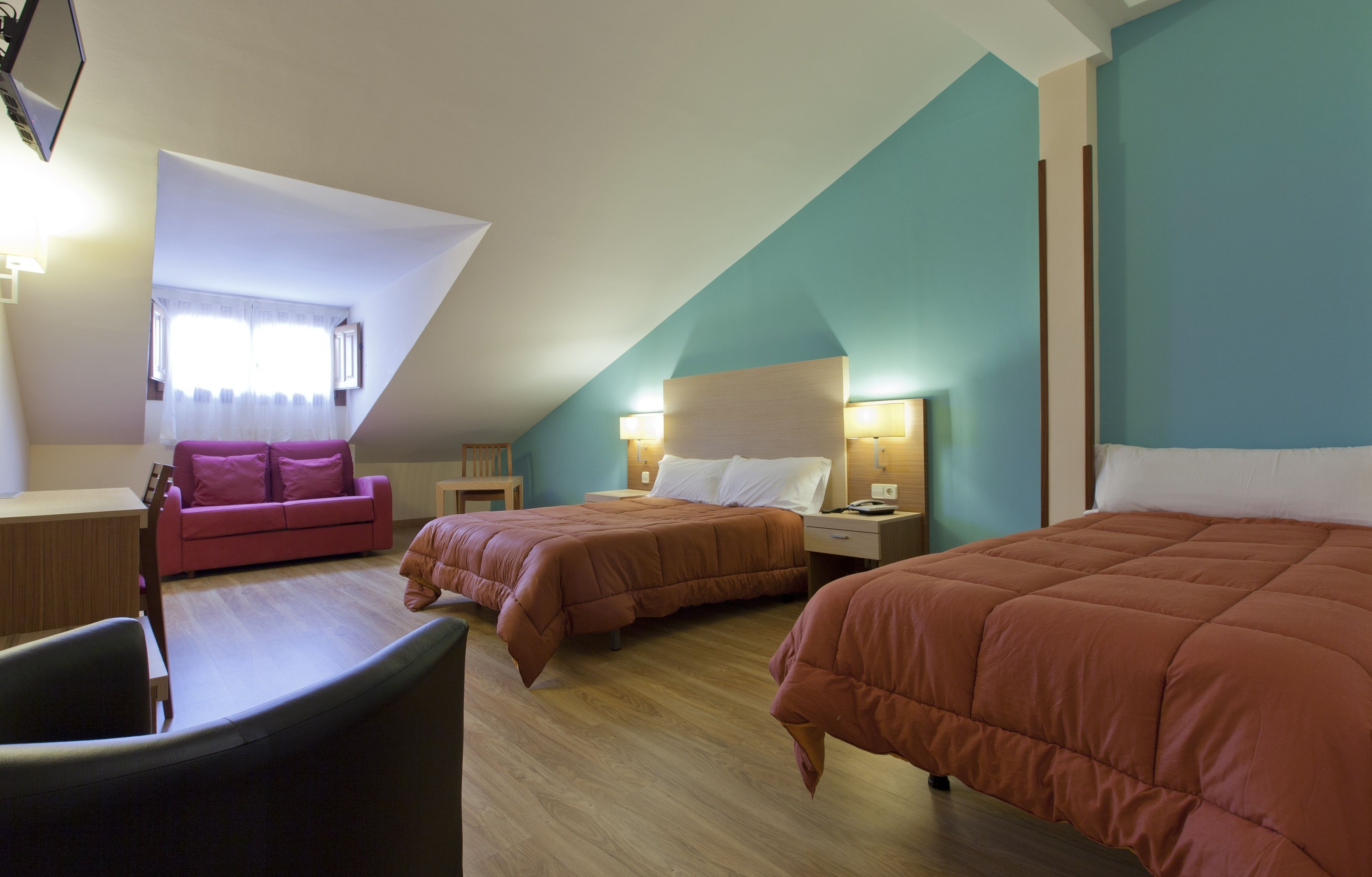 premium bedding, down duvets, in-room safe, desk