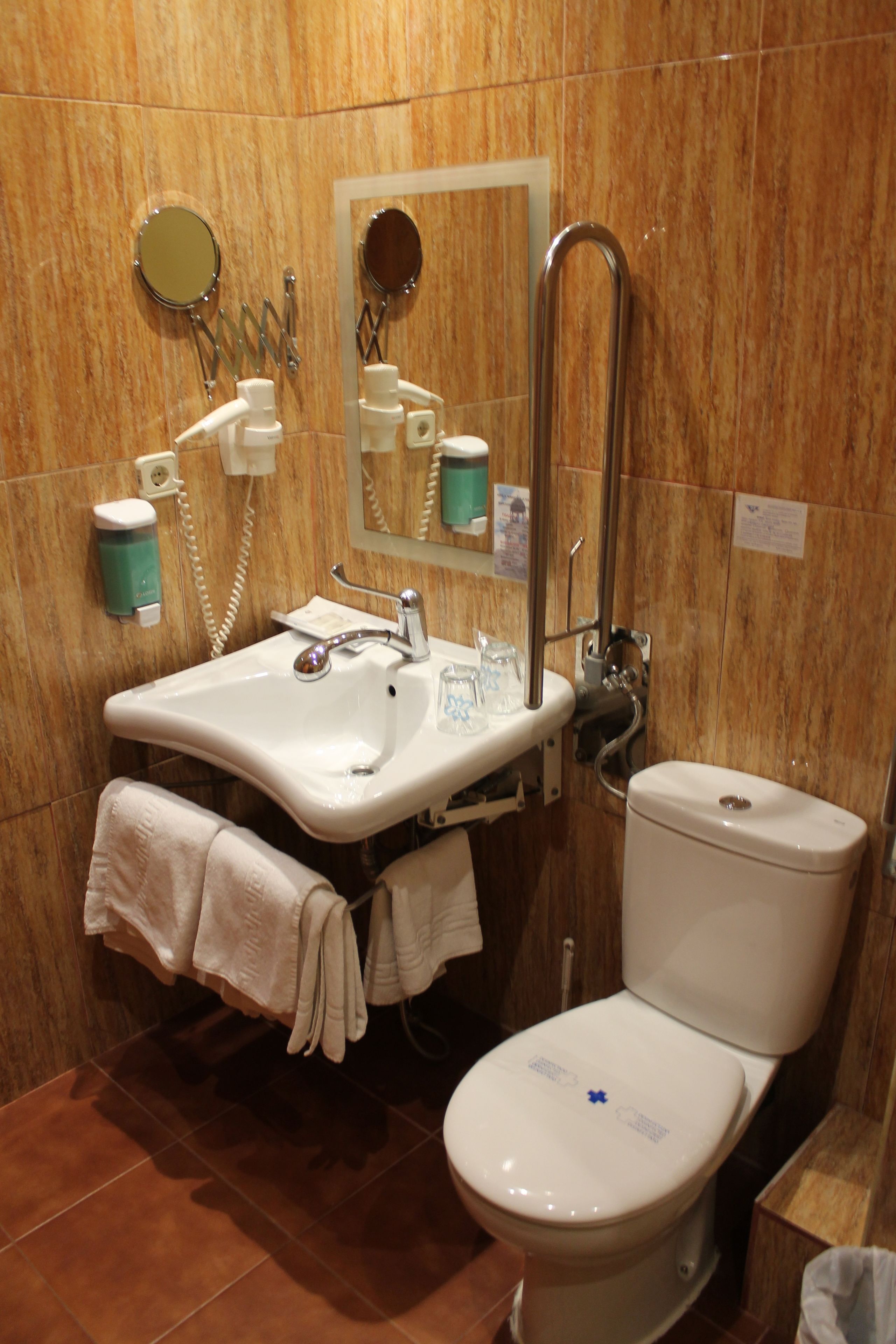 double room single use | bathroom | hydromassage showerhead, free toiletries, hair dryer, towels