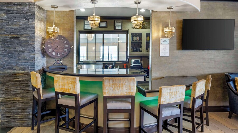 Best Western Plus Emerald Inn & Suites