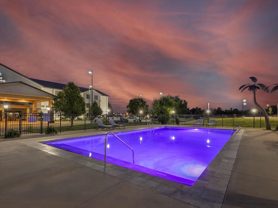 Una piscina al aire libre de temporada, sillones reclinables de piscina