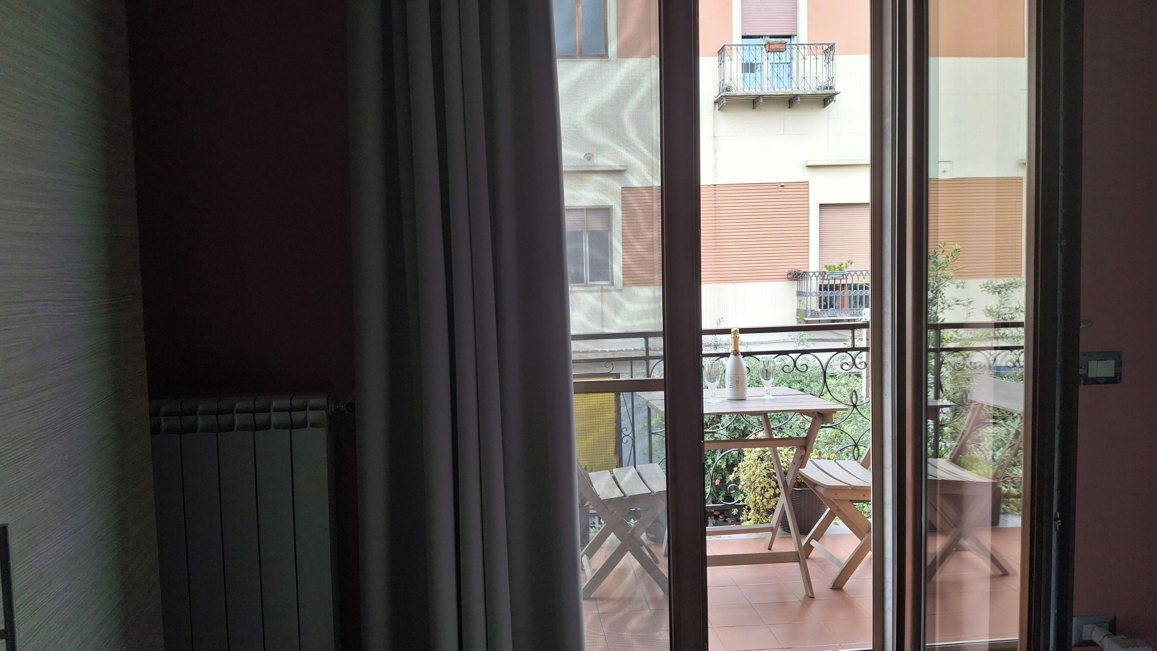 Tripla Superior con balcone | イタリアのフレッテ製シーツ、低反発ベッド、客室ごとに異なる装飾、デスク