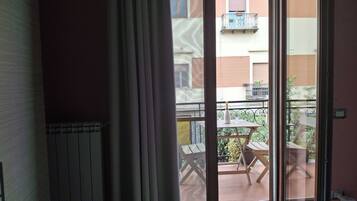 Tripla Superior con balcone | 意大利 Frette 床单、记忆海绵床垫、特色装修、办公桌