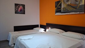 Standard Triple Room | Frette Italian sheets, memory foam beds, individually decorated, desk - B&B Eco (Pompei)