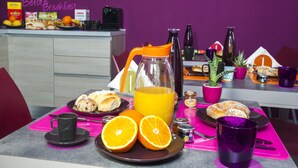A breakfast table with orange juice, pastries, and a coffee maker. - B&B Eco (Pompei)
