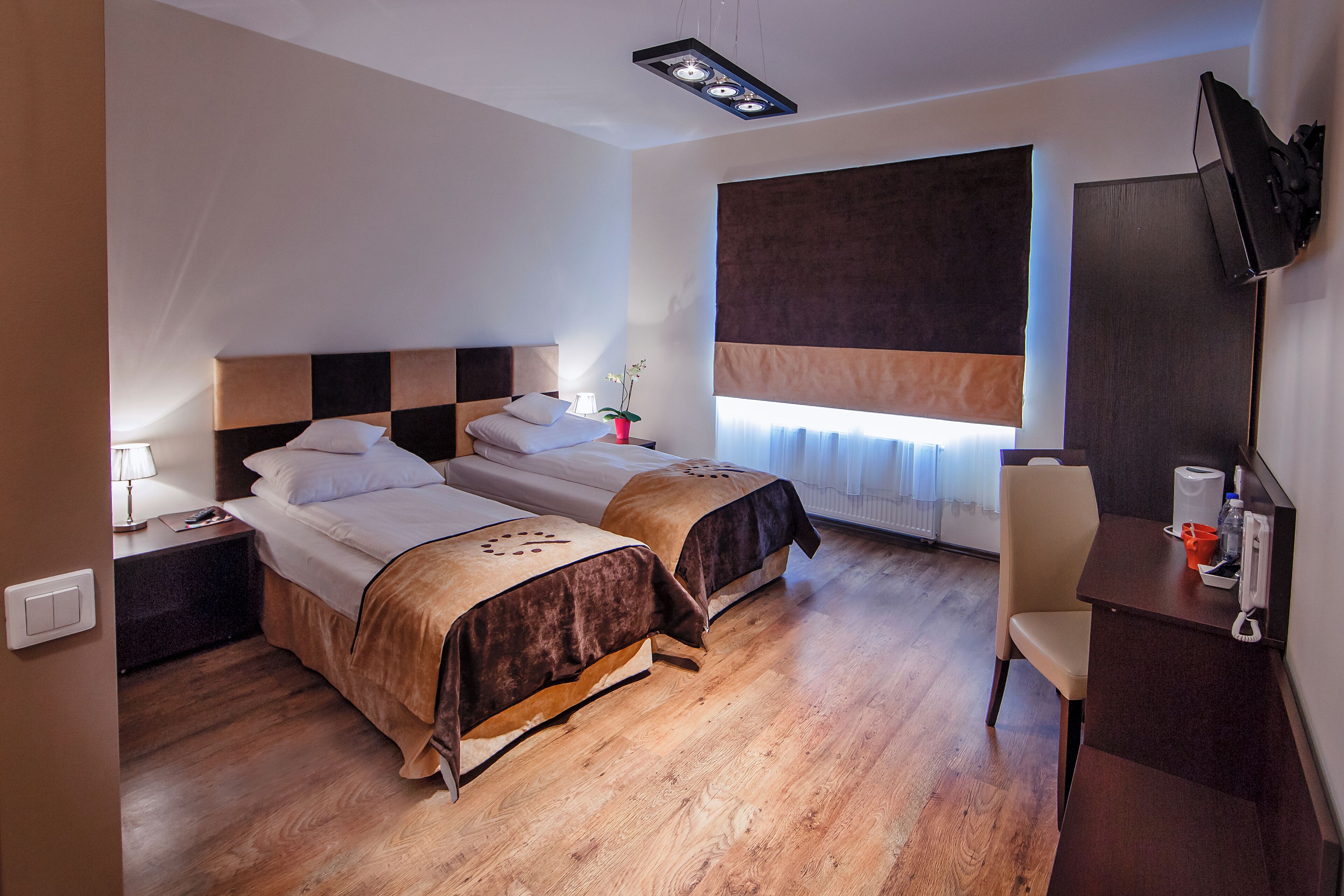 Phòng 2 giường đơn Tiêu chuẩn | Bàn, màn/rèm cản sáng, bàn ủi/dụng cụ ủi quần áo 