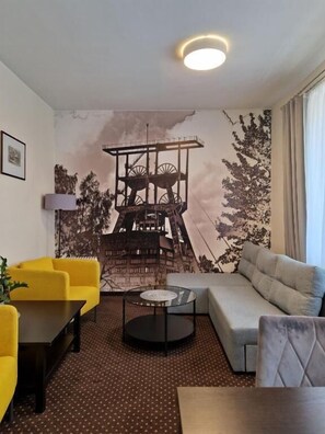 Classic Studio Suite | Desk, blackout curtains, iron/ironing board, free WiFi