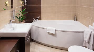 Classic Studio Suite | Bilik Mandi | Kelengkapan dandanan diri percuma, pengering rambut, tuala disediakan