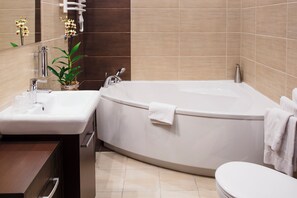 Classic Studio Suite | Bathroom | Free toiletries, hair dryer, towels - Boutique Hotels (Bytom)