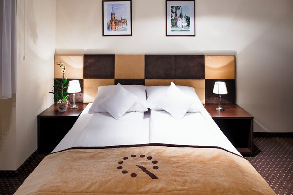 Classic Studio Suite | Desk, blackout curtains, iron/ironing board, free WiFi