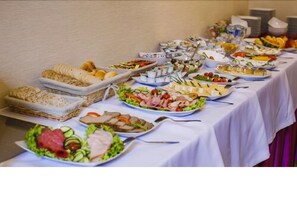 Petit déjeuner buffet servi tous les jours en supplément