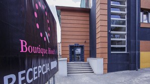 Entrada d'hotel amb un rètol que indica la recepció de l'Hotel Boutique.