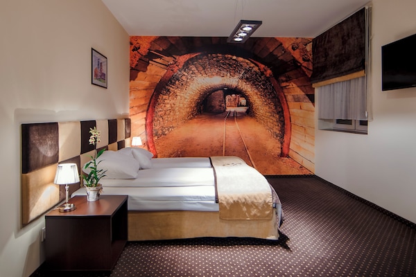 Meja kerja, tirai kedap cahaya, setrika/meja setrika, dan Wi-Fi gratis