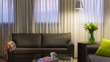 Penthouse, Terrace | Living area | 32-inch LCD TV with cable channels, TV