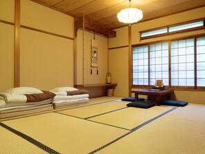 Chambre Quadruple Tradition, vue jardin (with Shared Bathroom)