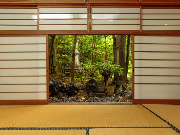 Japanese-Style Family Room ( Garden View ) with Shared Bathroom | In-room safe, free WiFi - Gion Ryokan Q-beh - Hostel (Kyoto)