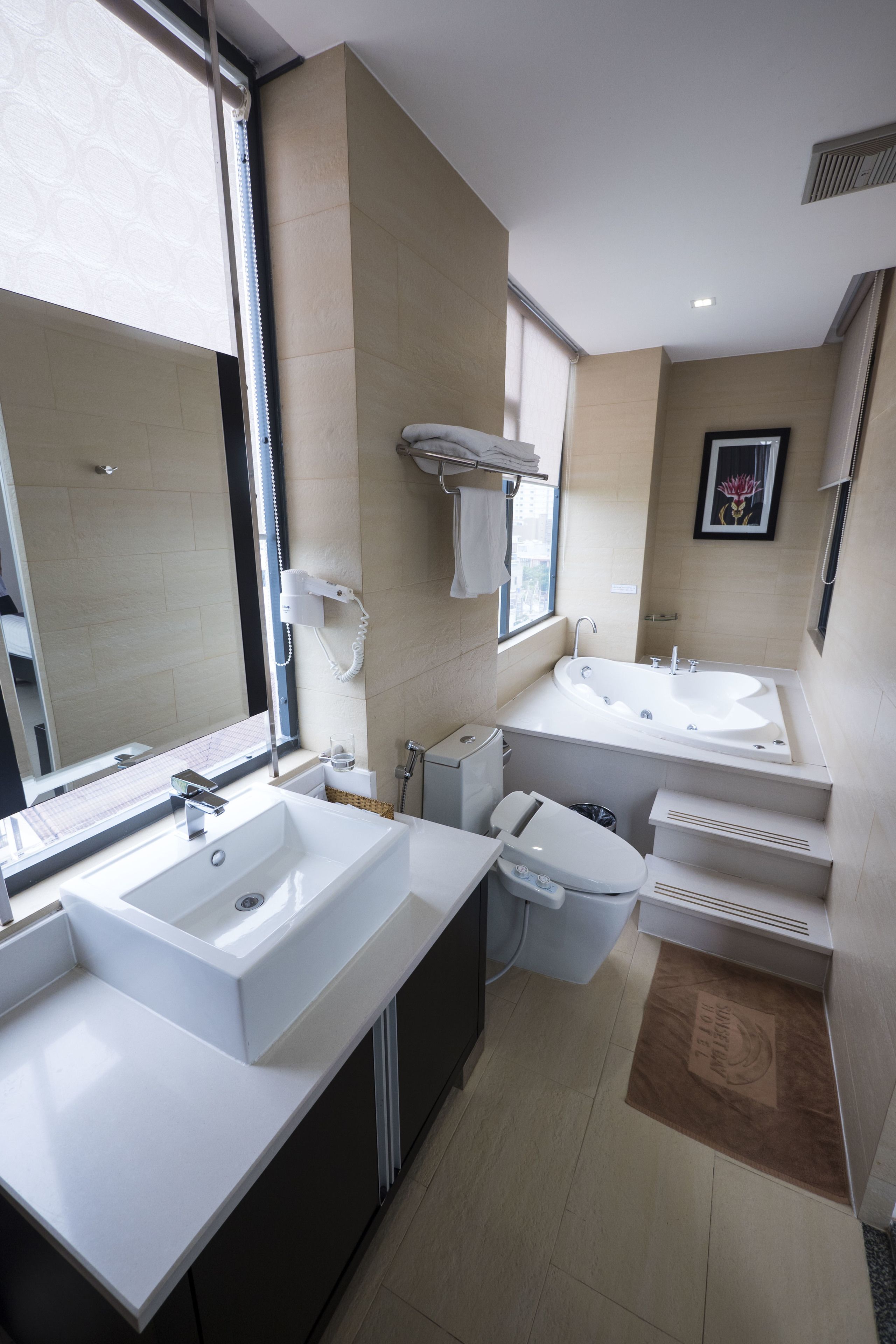 suite, 1 double bed, sea view | deep-soaking bathtub