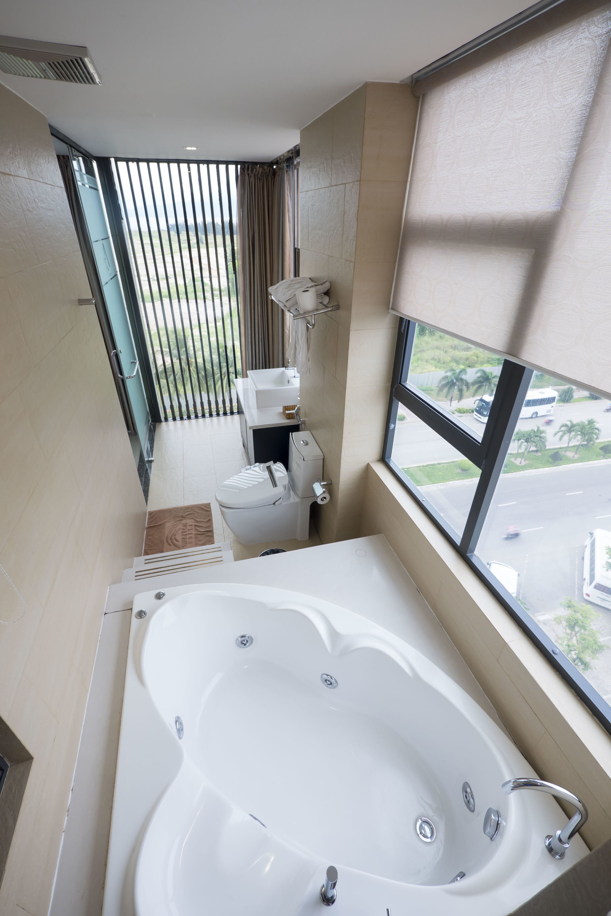 suite, 1 double bed, sea view | deep-soaking bathtub