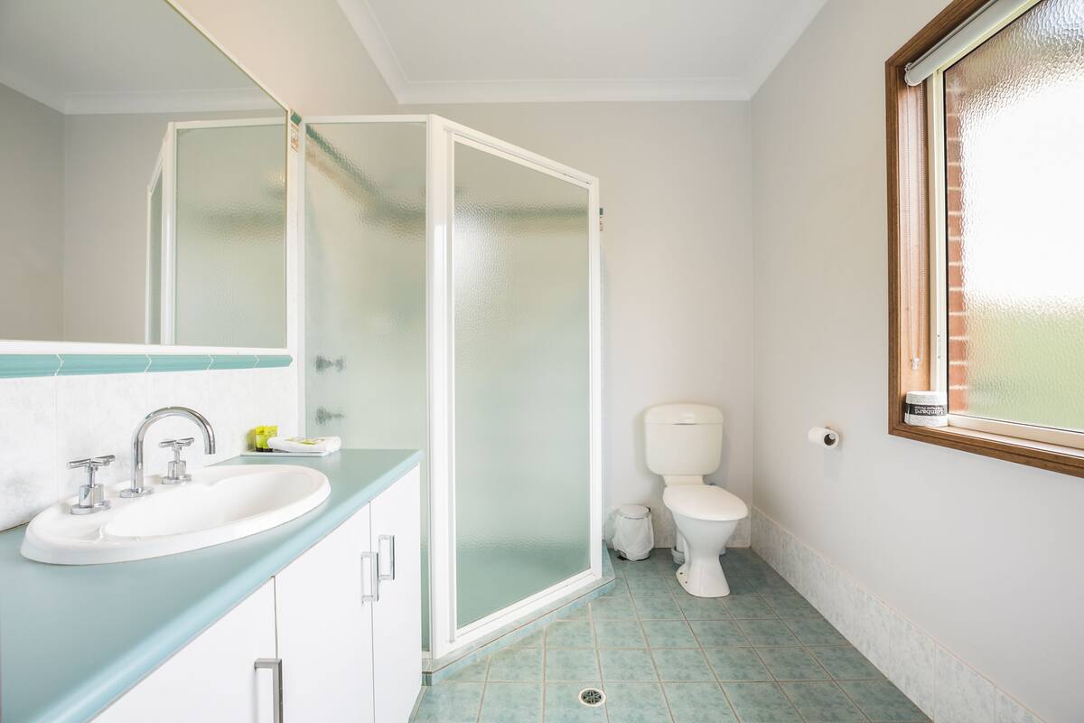 three bedroom apartment | bathroom | shower, hair dryer, towels