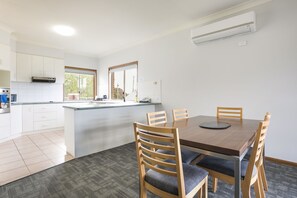 Apartemen, 3 kamar tidur | Makan di kamar