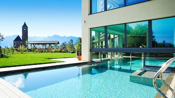 Innenpool, Außenpool, Liegestühle