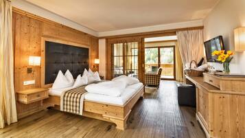 Executive Suite | 2 bedrooms, in-room safe, desk, soundproofing