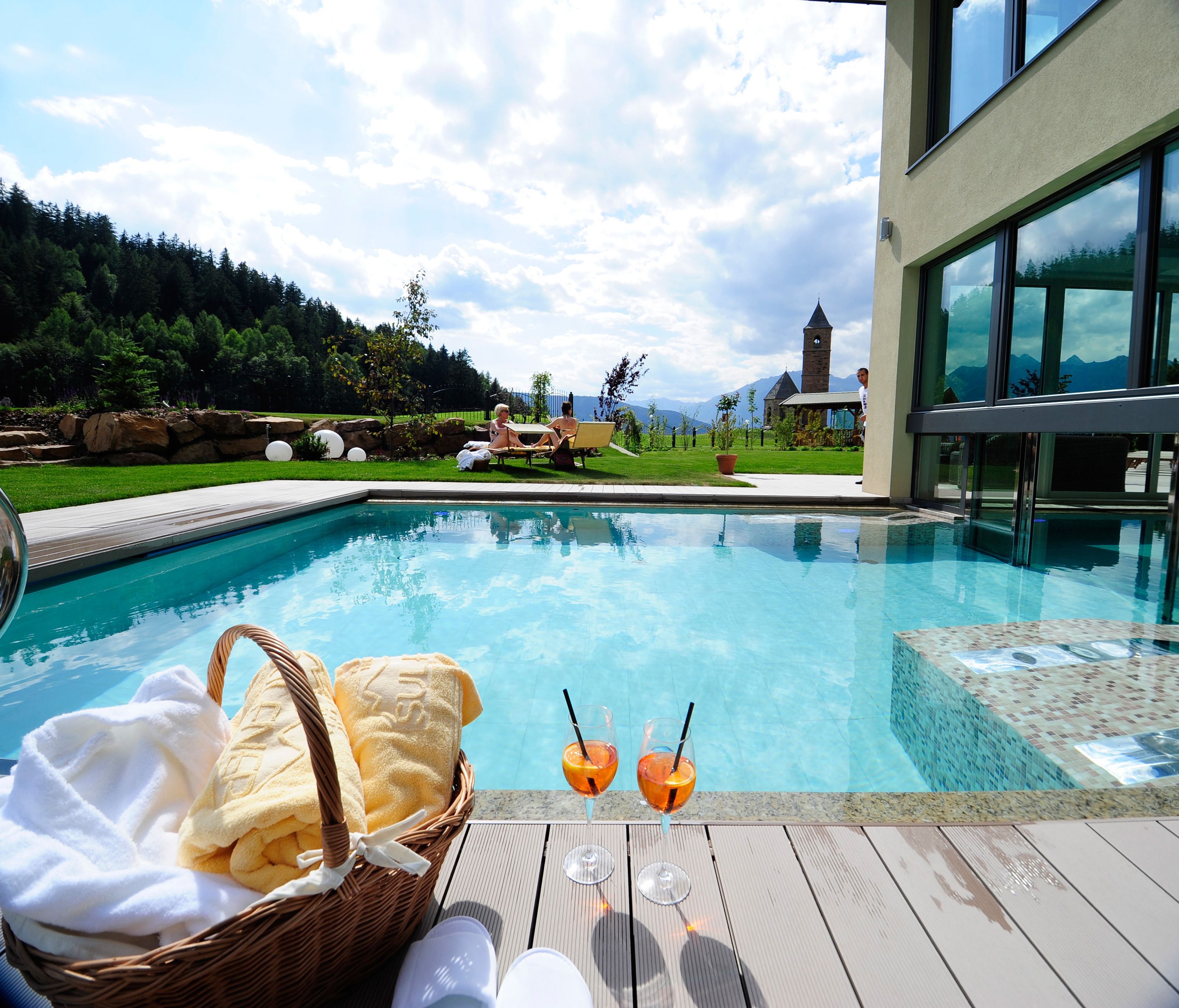 Kolam renang indoor dan kolam renang outdoor, dengan kursi berjemur