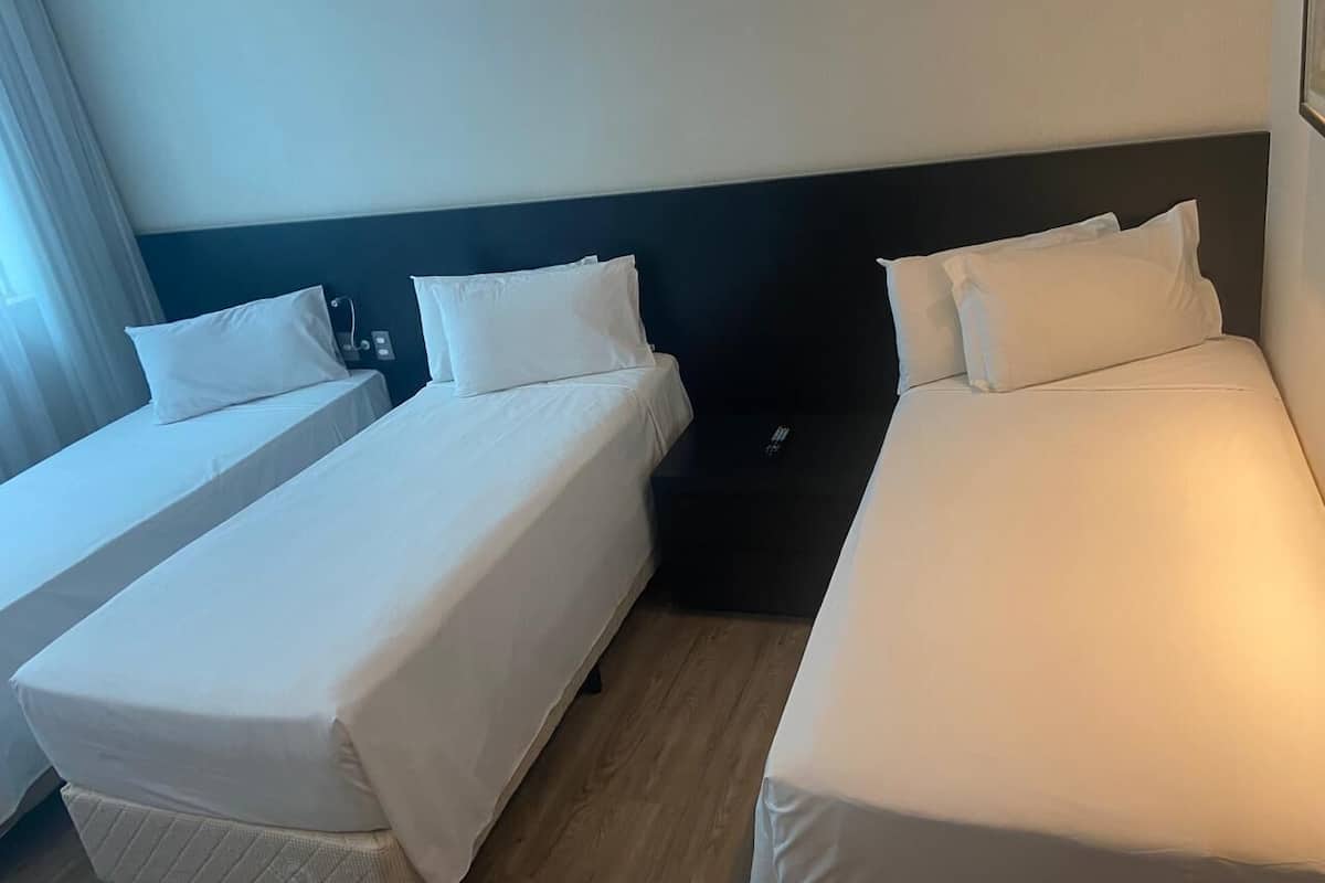 Quarto Triplo Solteiro | Ropa de cama de alta calidad, minibar, caja fuerte y escritorio