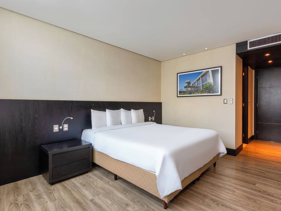 Hochwertige Bettwaren, Minibar, Zimmersafe, Schreibtisch