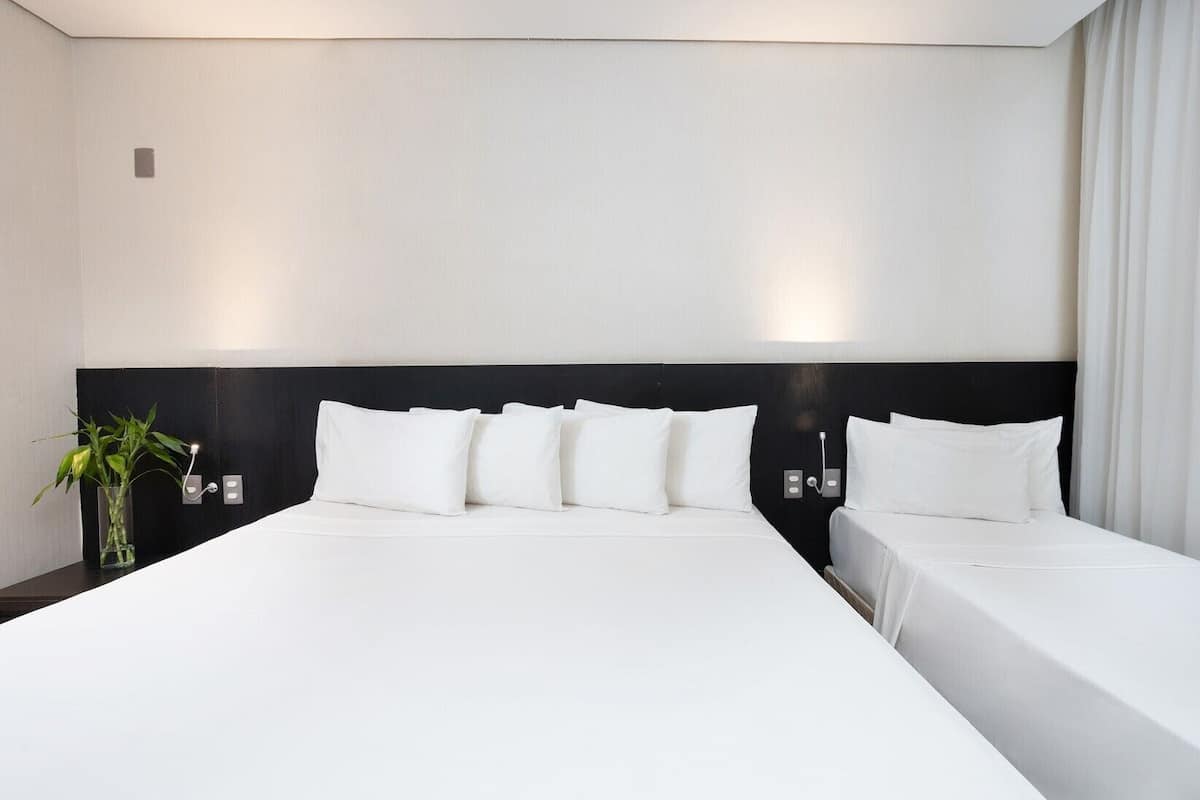 Habitació triple estàndard | Roba de llit d'alta qualitat, minibar i caixa forta a l'habitació