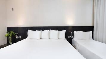 Quarto Triplo Casal | Roupas de cama premium, frigobar, cofres nos quartos, escrivaninha