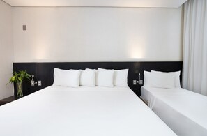 Quarto Triplo Casal | Premium bedding, minibar, in-room safe, desk