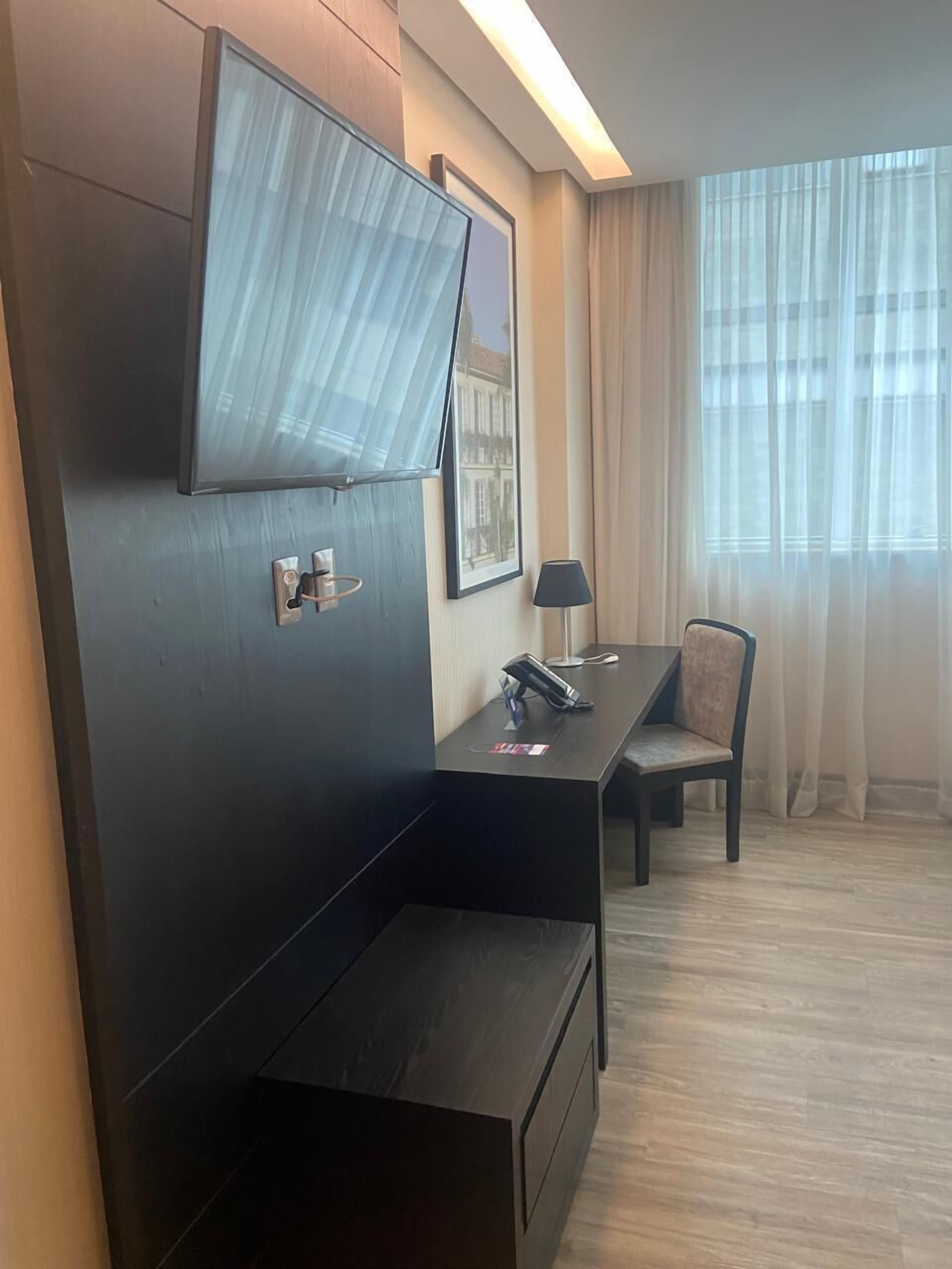 quarto triplo solteiro | minibar, in-room safe, desk, soundproofing