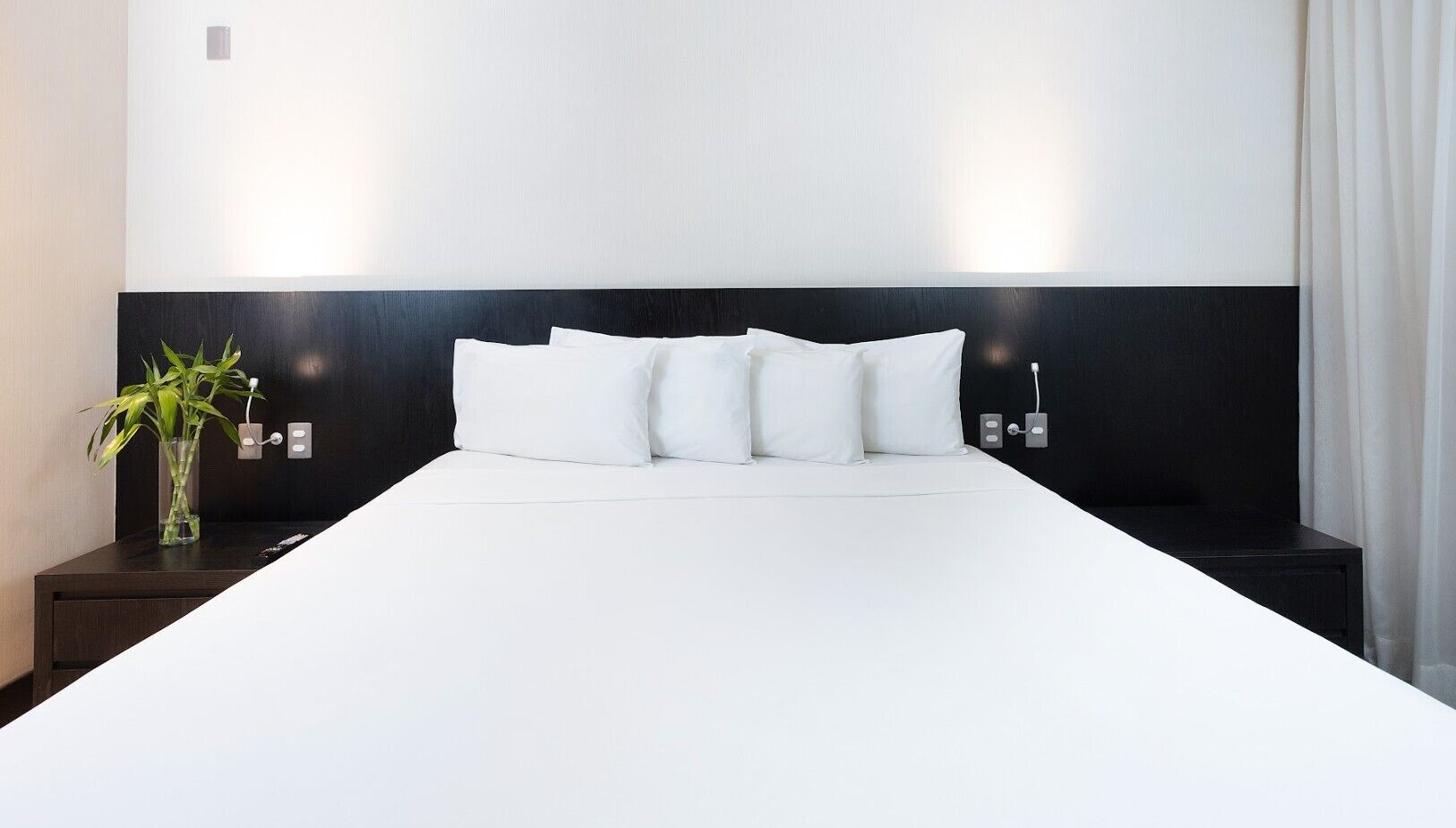 Luxe beddengoed, een minibar, een kluis op de kamer, een bureau