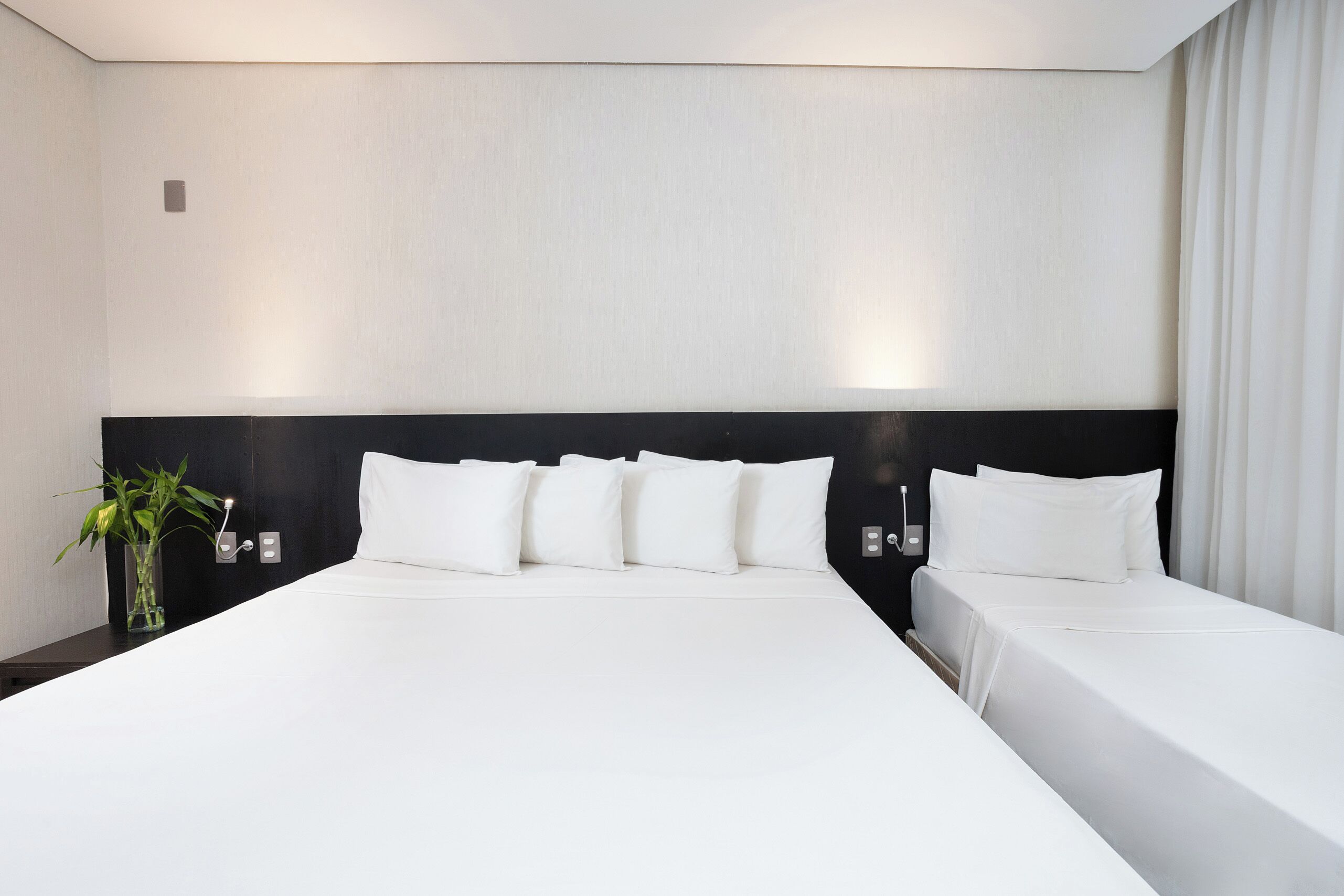 Hochwertige Bettwaren, Minibar, Zimmersafe, Schreibtisch