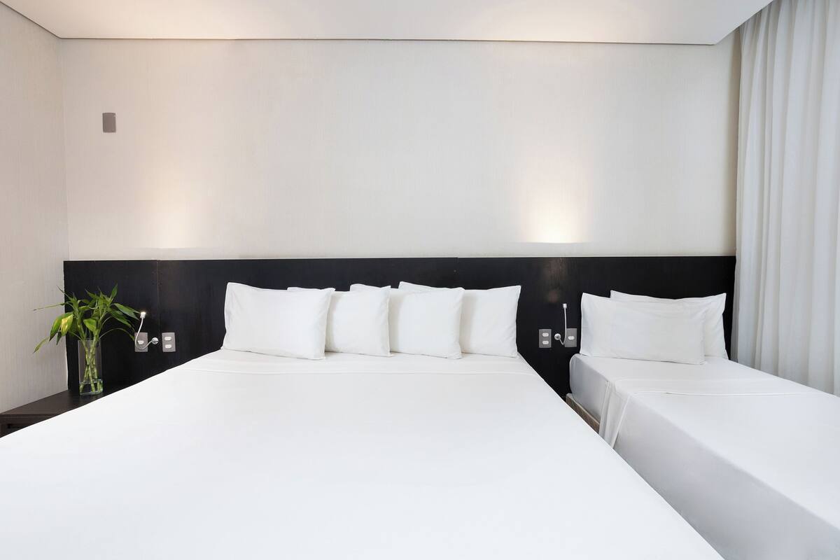 Ropa de cama de alta calidad, minibar, caja fuerte y escritorio