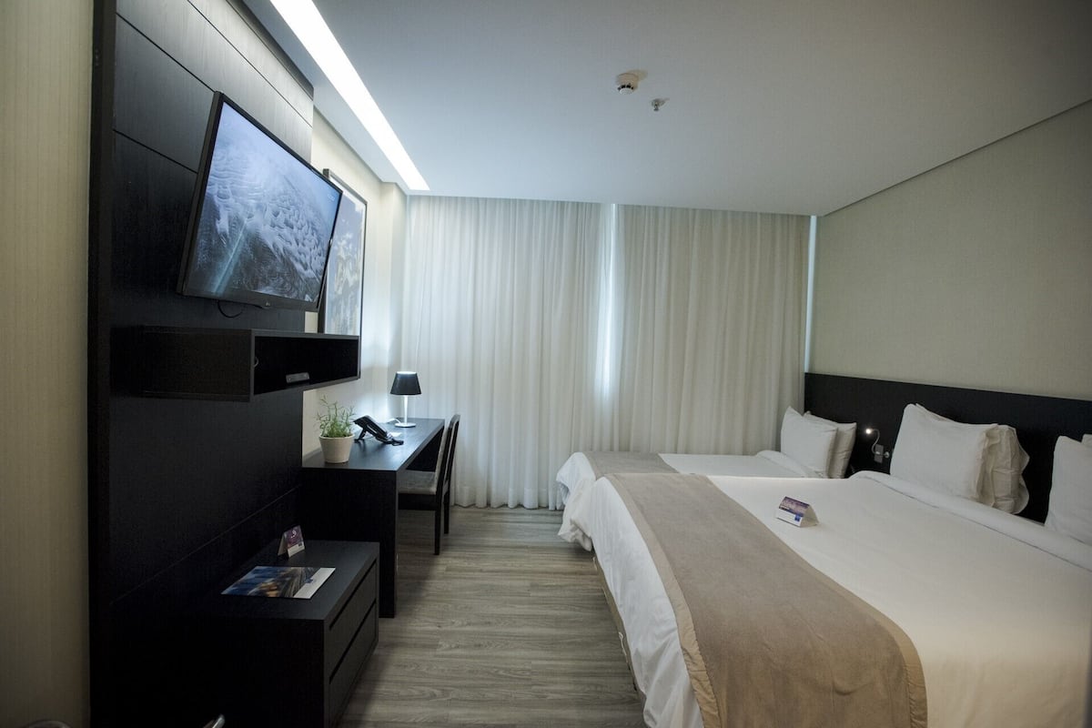 Quarto Triplo Casal | 욕실 | 샤워 시설, 무료 세면용품, 헤어드라이어, 타월
