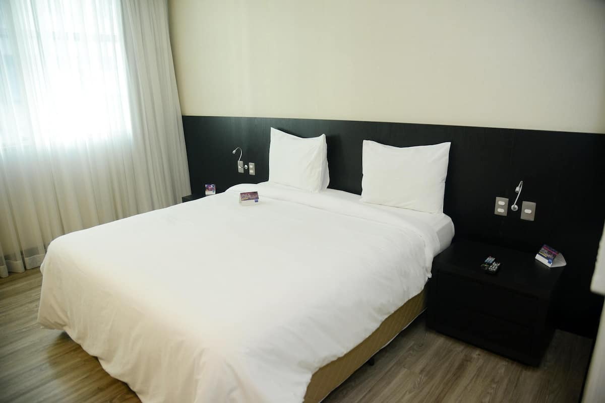 Ropa de cama de alta calidad, minibar, caja fuerte y escritorio