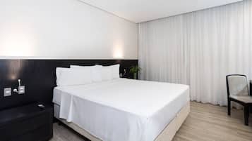 Quarto casal | Roupas de cama premium, frigobar, cofres nos quartos, escrivaninha