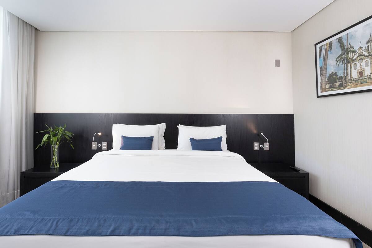 Habitación Premium doble | Ropa de cama de alta calidad, minibar, caja fuerte y escritorio